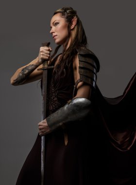 Elf kadın holding kılıç