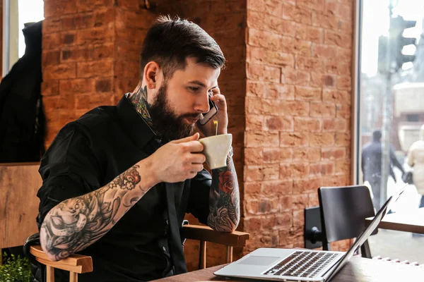 Mężczyzna z brodą w caffe — Zdjęcie stockowe