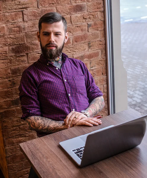 Man working with laptop in cafe — Stock Photo, Image