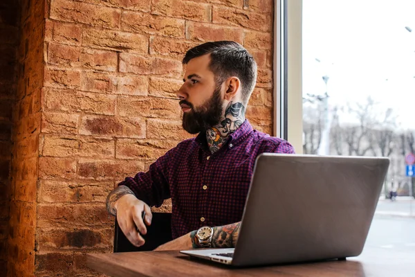 El hombre que trabaja con el portátil en la cafetería — Foto de Stock