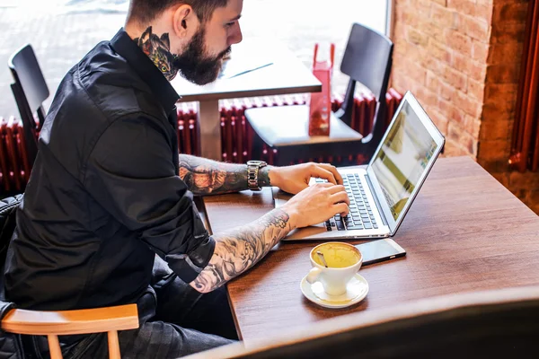 カフェでノート パソコンを操作する人 — ストック写真