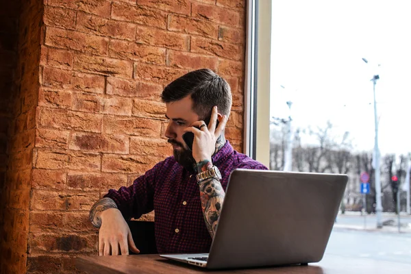 Man met laptop en mobiele telefoon — Stockfoto