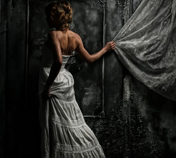Vacker kvinna i vit klänning — Stockfoto