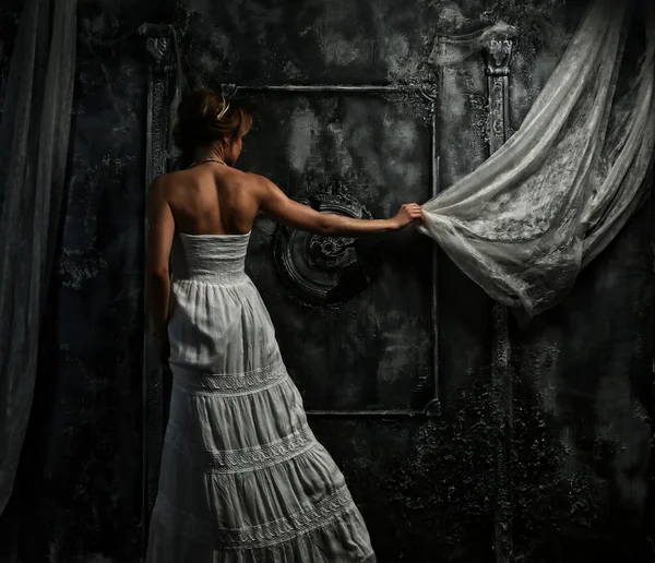 Mulher bonita em vestido branco — Fotografia de Stock