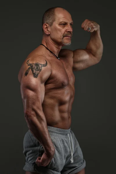 Muscular middle age man showing his muscules — Stock Photo, Image