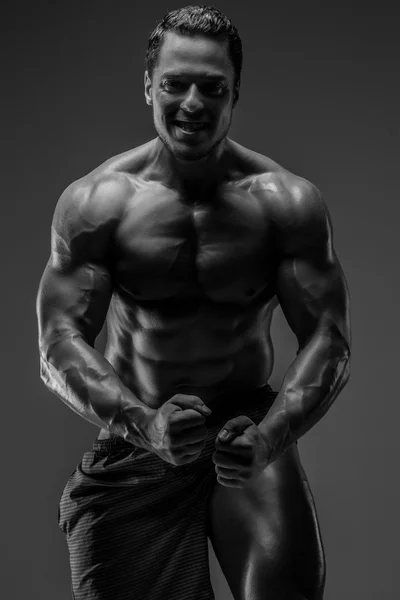 Awesome muskulös kille poserar i studio. — Stockfoto