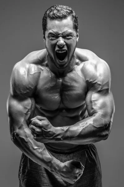 Knappe bodybuilder in studio — Stockfoto