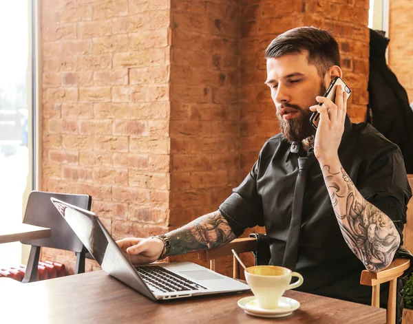 Guy with tattos calling by phone — Stock Photo, Image