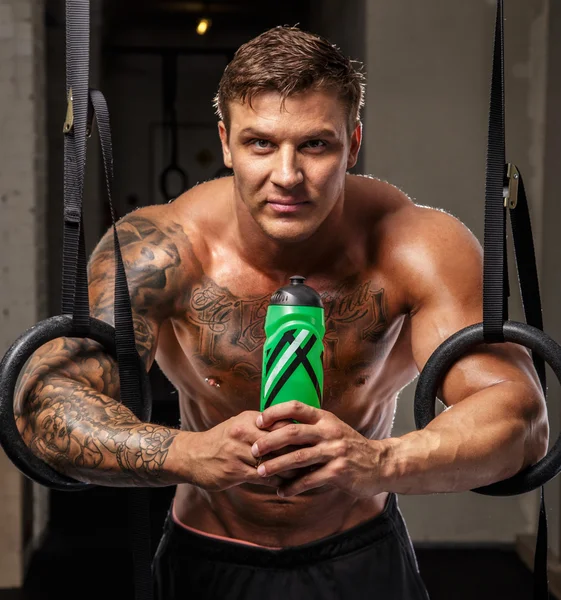 Tattoed bodybuilder op een rest — Stockfoto