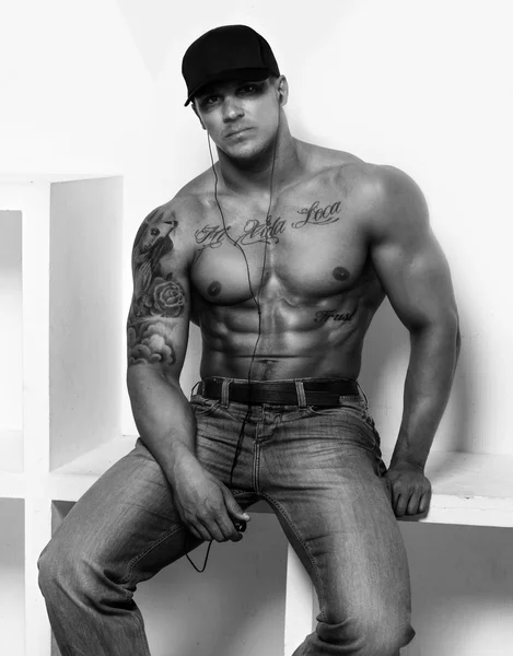 Ragazzo muscoloso con tatuaggi — Foto Stock