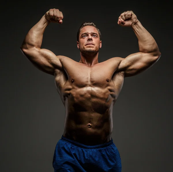 Hombre musculoso posando en estudio —  Fotos de Stock