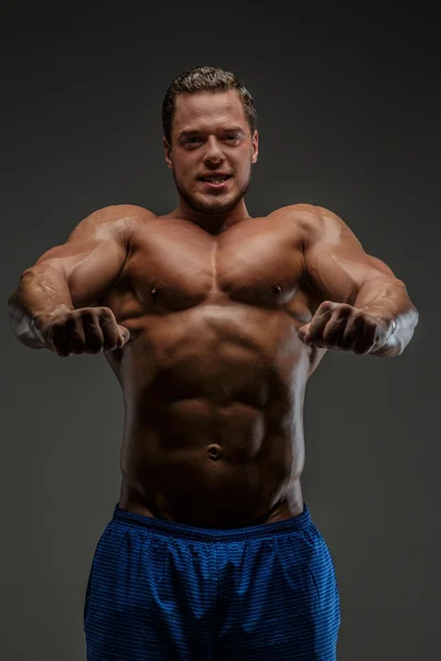 Awesome muscular guy posing in studio — Stock Photo, Image