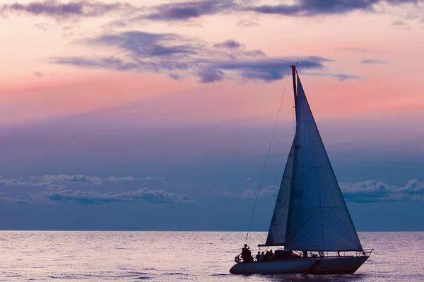 Jachtcharter in de zee bij zonsondergang — Stockfoto