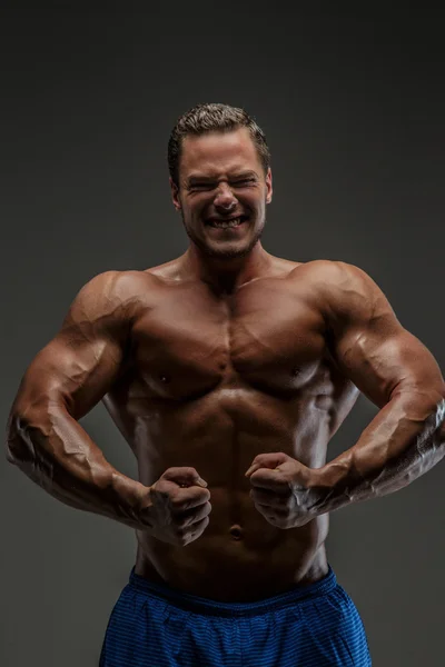 Muscular guy posing in studio — Stock Photo, Image