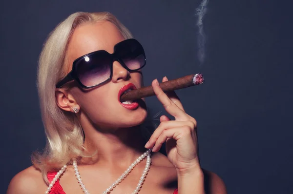 Blond tjej röka cigarr — Stockfoto