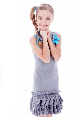 beyaz zemin üzerinde güzel küçük bir kız