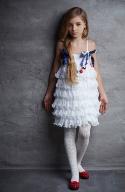 Yaoung kız beyaz elbise ve kırmızı ayakkabılar