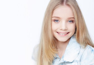 Uzun saçlı güleryüzlü genç kız