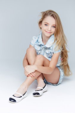 Uzun saçlı çekici genç kız