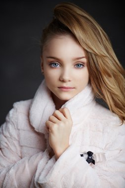 Modern genç kız beyaz ceket