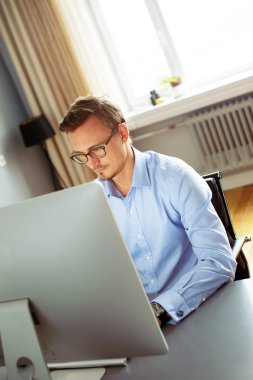 Genç iş adamı ofiste..