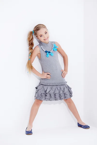 Χαριτωμένο μικρό κορίτσι σε ένα φόρεμα που παρουσιάζουν — Φωτογραφία Αρχείου