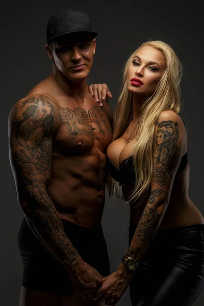 Casal moderno de homem e mulher tatuados — Fotografia de Stock