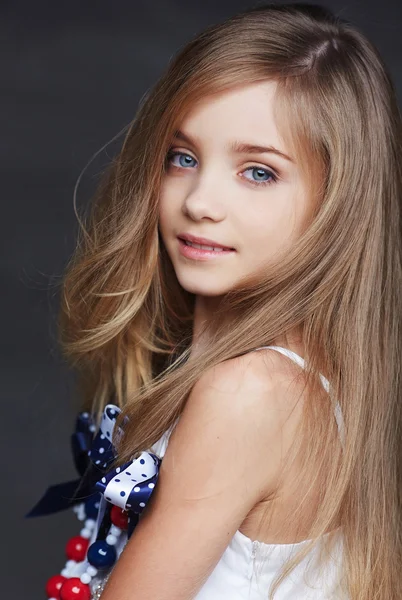 Attractive young girl with blu eyes — Stock Photo, Image