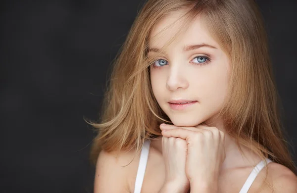 Attraktiv ung flicka med blu ögon — Stockfoto