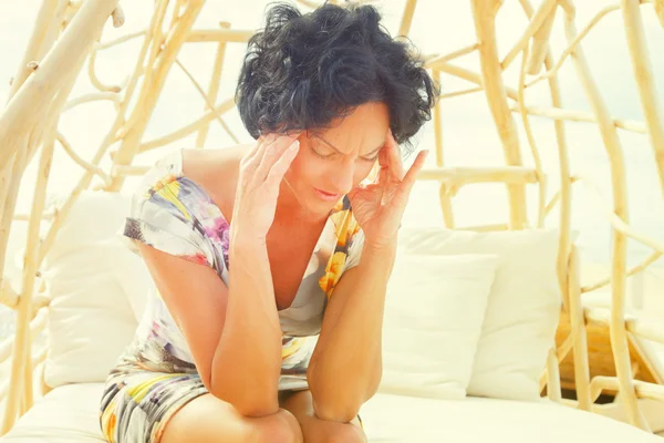 Middelbare leeftijd vrouw hebben een deadache — Stockfoto