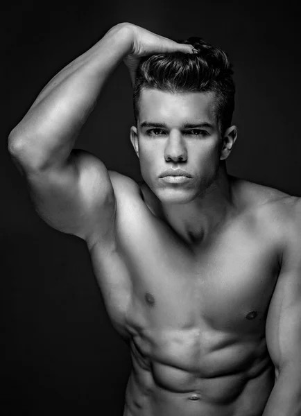 Modelo masculino impressionante com torso muscular . — Fotografia de Stock