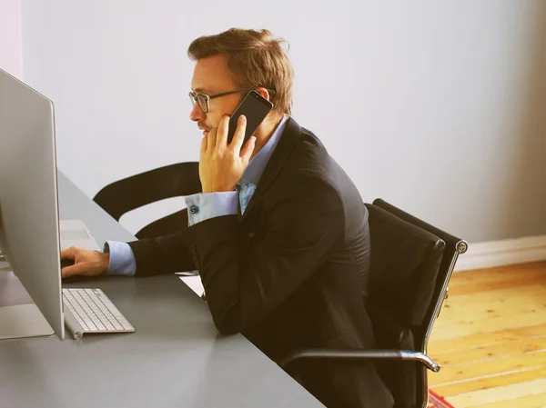 Jonge zakenman werken in office. — Stockfoto