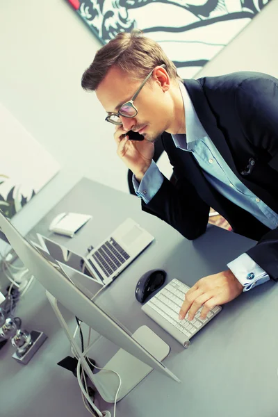 Homem de negócios bonito no escritório. — Fotografia de Stock