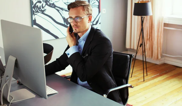 Jonge zakenman werken in office. — Stockfoto