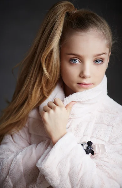 Jeune fille moderne en manteau blanc — Photo