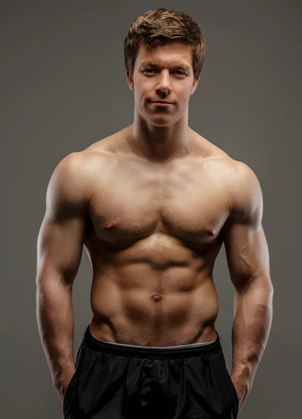 Atraente muscular jovem fisiculturista — Fotografia de Stock