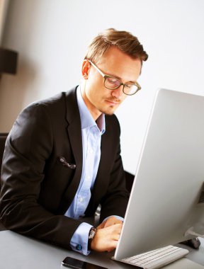 Genç iş adamı ofiste..