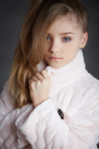 Rapariga moderna em casaco branco — Fotografia de Stock