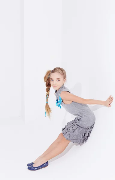 Linda niña en un vestido posando —  Fotos de Stock