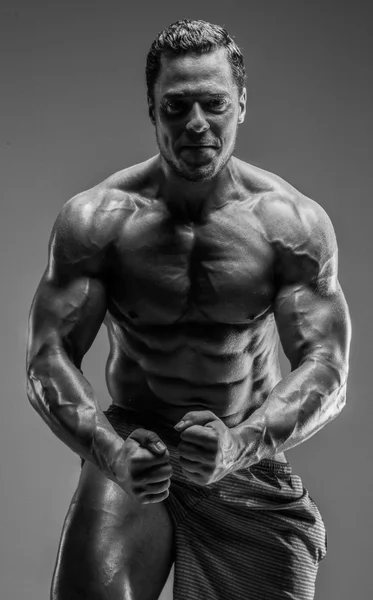 Awesome muscular guy posing in studio. — Stock Photo, Image