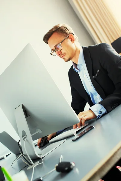 Hombre de negocios guapo en la oficina. —  Fotos de Stock