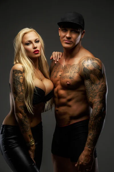 Blonda femeie pozand aproape muscular guy — Fotografie, imagine de stoc