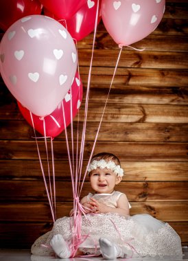 Ahşap arka plan üzerinde poz sevimli küçük kız