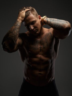 Tattooes derin gölgeler içinde olan kas adam