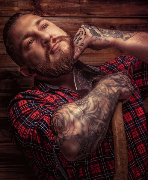 Huge brutal male with tattooes shaves his beard — Stock Photo, Image