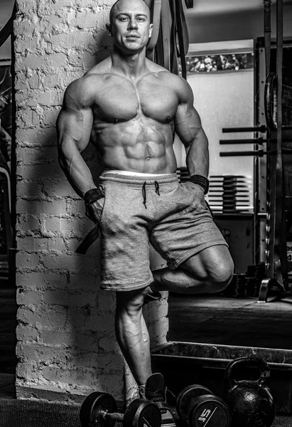 Zwart-wit foto van ontzagwekkende bodybuilder — Stockfoto