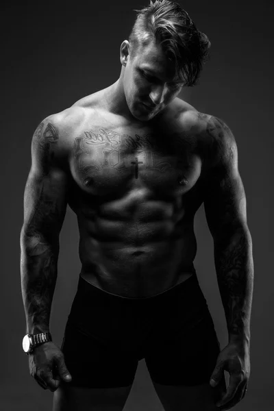 Tattooes derin gölgeler içinde olan kas adam