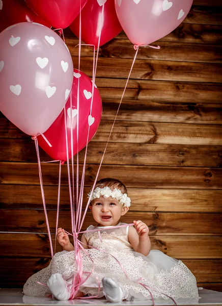 Söta barn i vit klänning med ballonger — Stockfoto