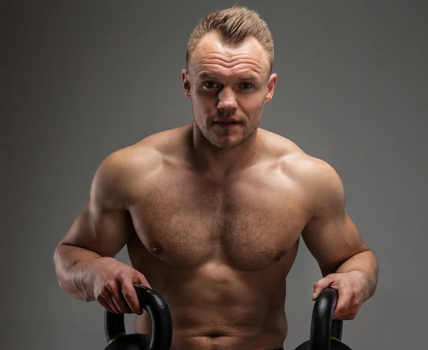 Потрясающий мускулистый парень с гантелями — стоковое фото