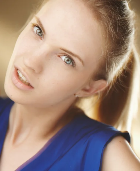 Retrato de jovem mulher em vestido azul — Fotografia de Stock